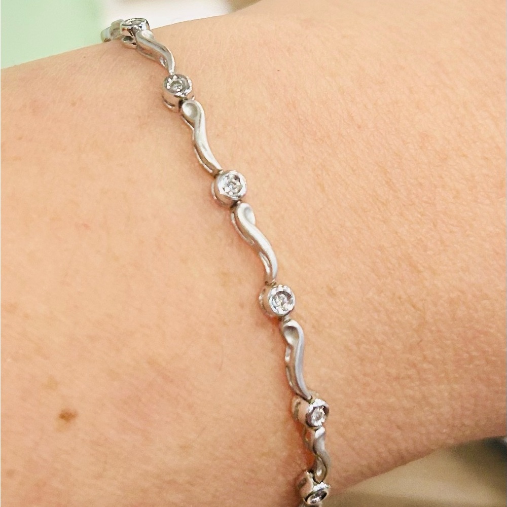 14k White Gold Bracelet with natural diamonds.